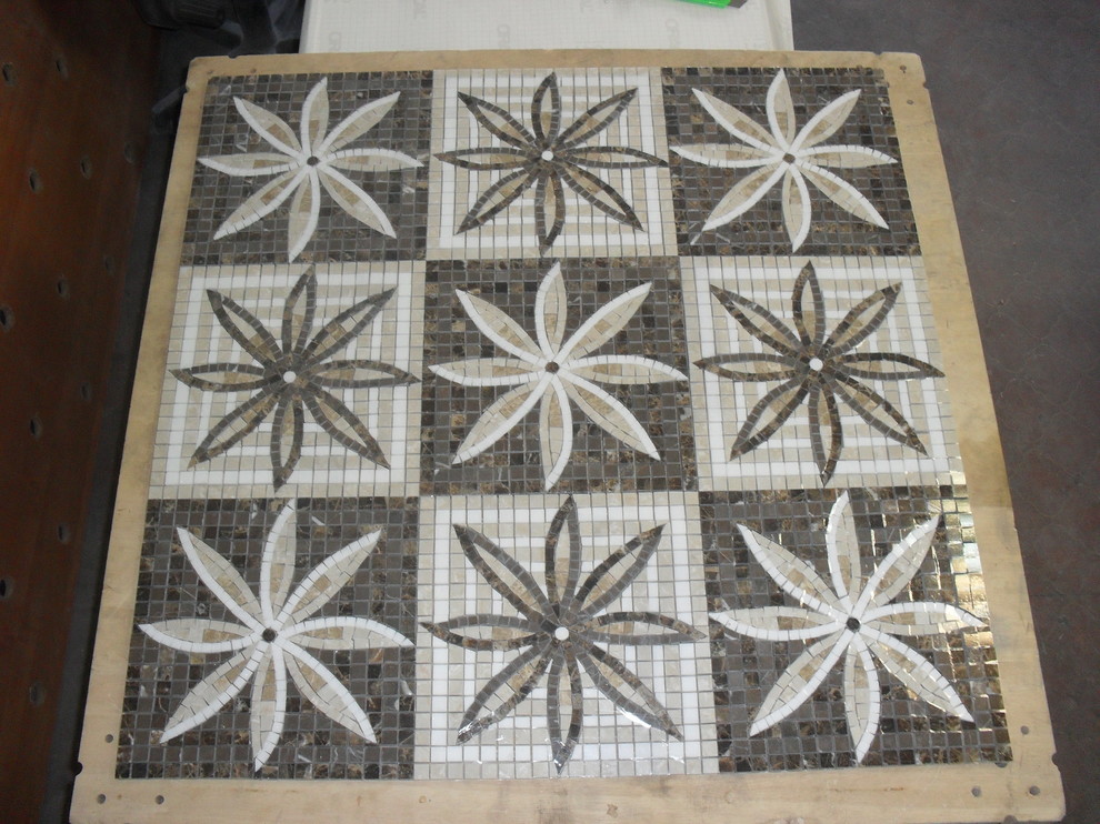 Художественная сборка панно из мозаики