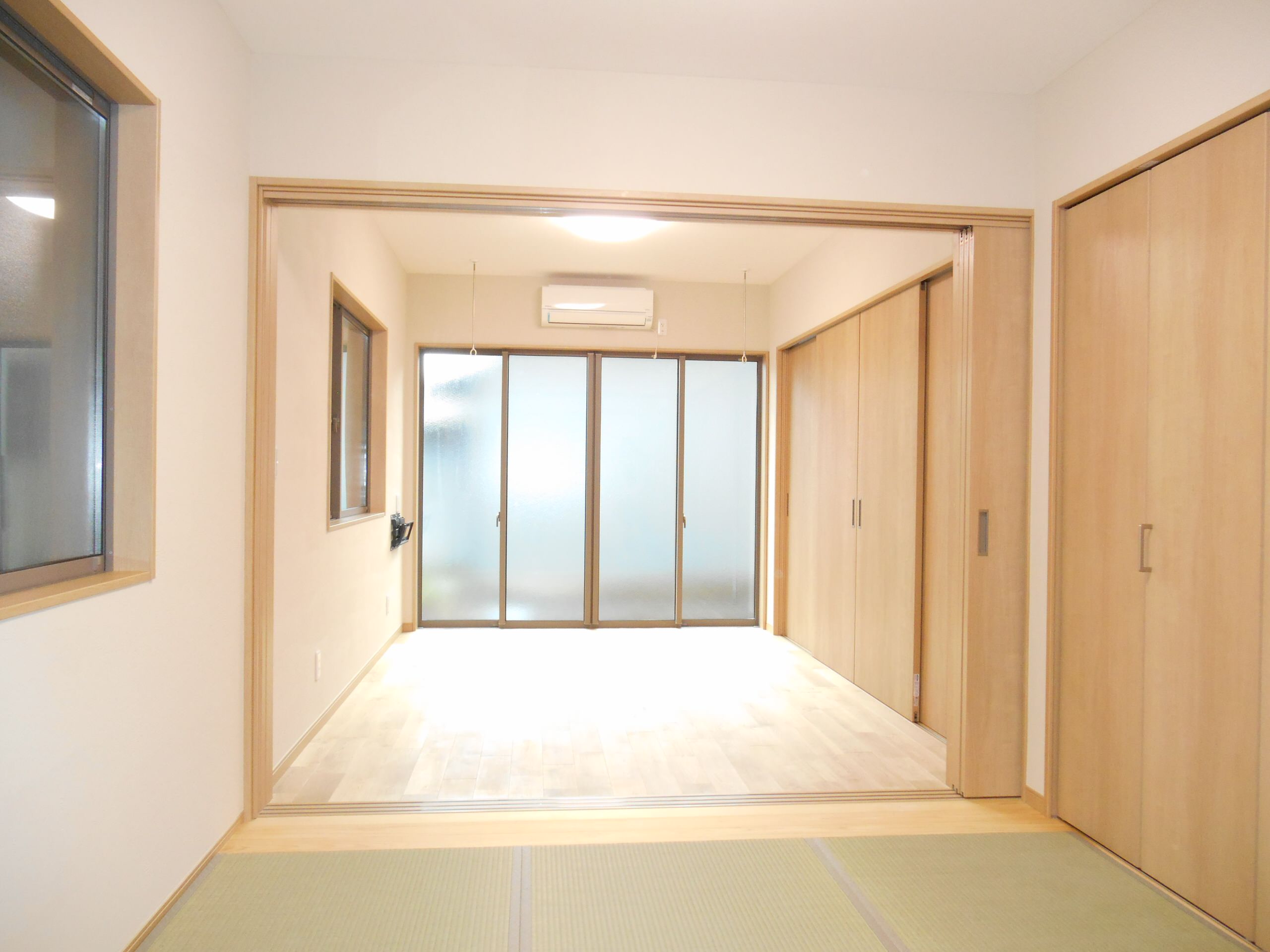 引込戸で仕切られた和室と洋室の続き間