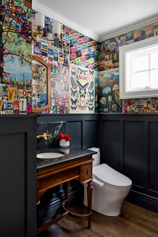 На фото: туалет в стиле фьюжн с темными деревянными фасадами, разноцветными стенами, темным паркетным полом, врезной раковиной, коричневым полом, черной столешницей, напольной тумбой и обоями на стенах с