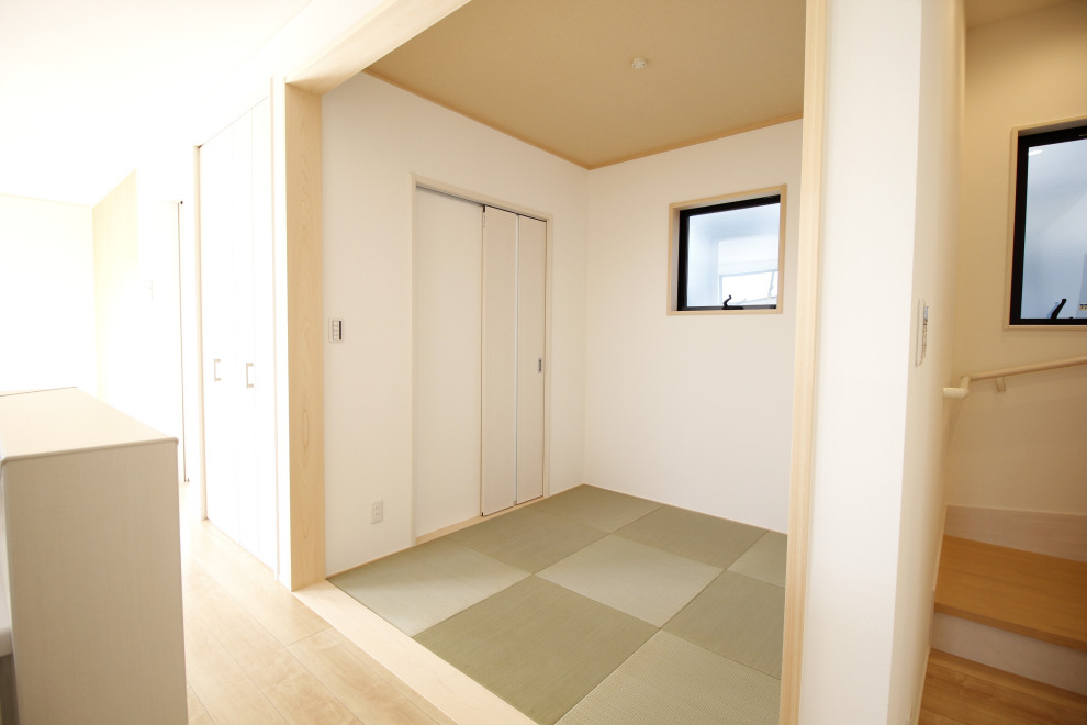 Idee per un piccolo soggiorno country con pareti bianche, pavimento in tatami, soffitto in carta da parati e carta da parati