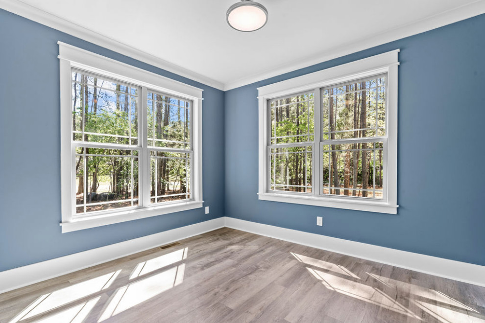 Diseño de despacho clásico de tamaño medio con paredes azules, suelo vinílico y suelo gris