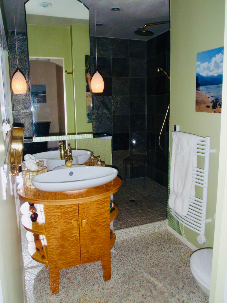 Идея дизайна: главная ванная комната среднего размера в современном стиле с фасадами островного типа, светлыми деревянными фасадами, накладной ванной, душевой комнатой, инсталляцией, зеленой плиткой, плиткой из сланца, зелеными стенами, полом из галечной плитки, настольной раковиной, столешницей из дерева, белым полом, открытым душем, нишей, тумбой под одну раковину и напольной тумбой