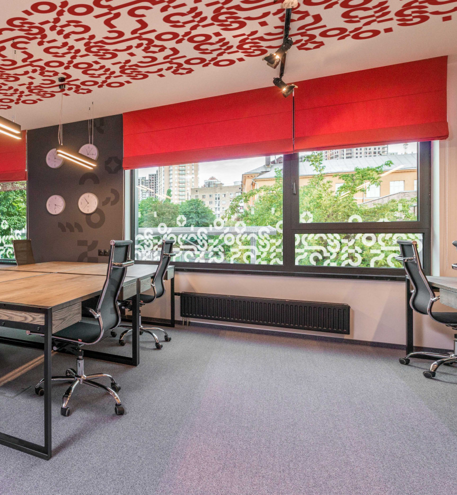 Свежая идея для дизайна: большое рабочее место в стиле модернизм с красными стенами, отдельно стоящим рабочим столом, потолком с обоями и обоями на стенах - отличное фото интерьера