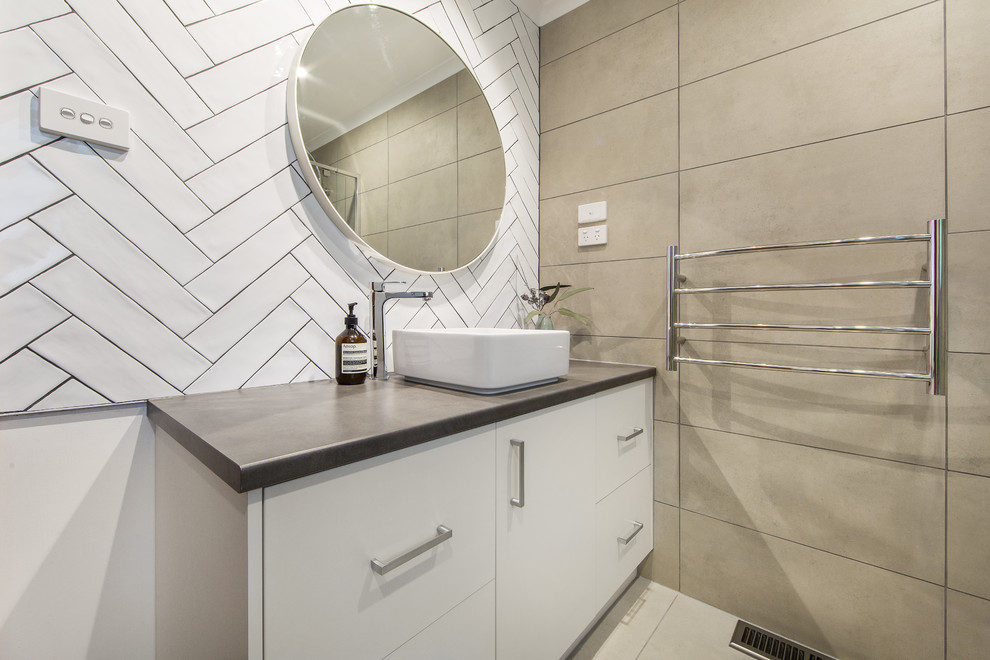 Large contemporary master bathroom in Melbourne.