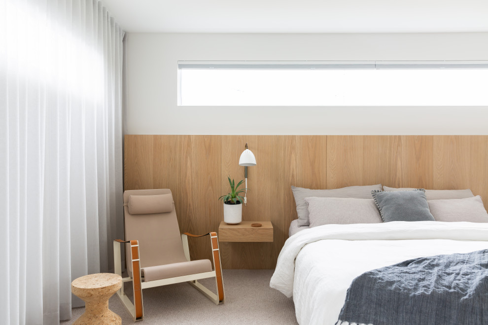 На фото: большая хозяйская спальня в стиле ретро с белыми стенами, ковровым покрытием и бежевым полом с