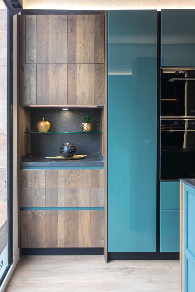 Cocina Negra, Madera y Comedor Marmoleado