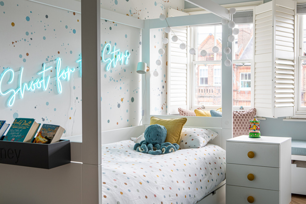 Ejemplo de dormitorio infantil contemporáneo de tamaño medio con paredes azules, suelo de madera clara, suelo gris y papel pintado