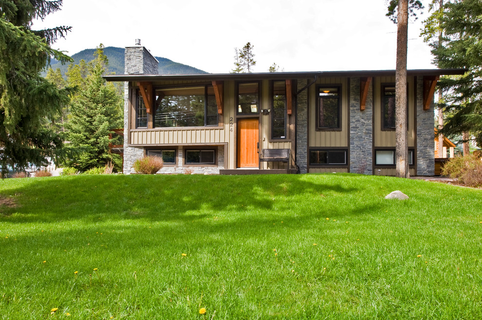 Design ideas for a traditional exterior in Calgary.