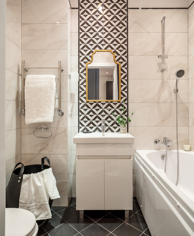 Inspiration för små moderna en-suite badrum, med grå kakel, svart och vit kakel, keramikplattor, klinkergolv i porslin, svart golv, släta luckor, vita skåp, en dusch/badkar-kombination, vita väggar och ett nedsänkt handfat