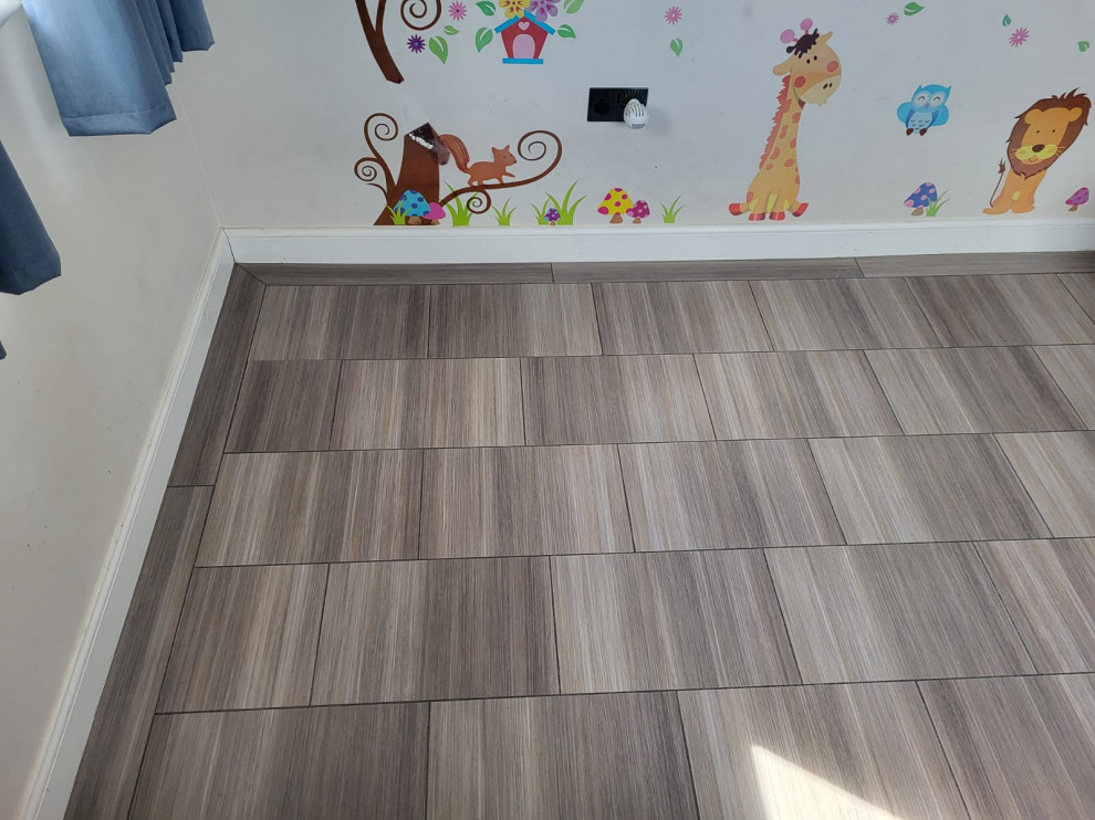 Inspiration pour une grande chambre parentale design avec un mur beige, un sol en vinyl et un sol gris.