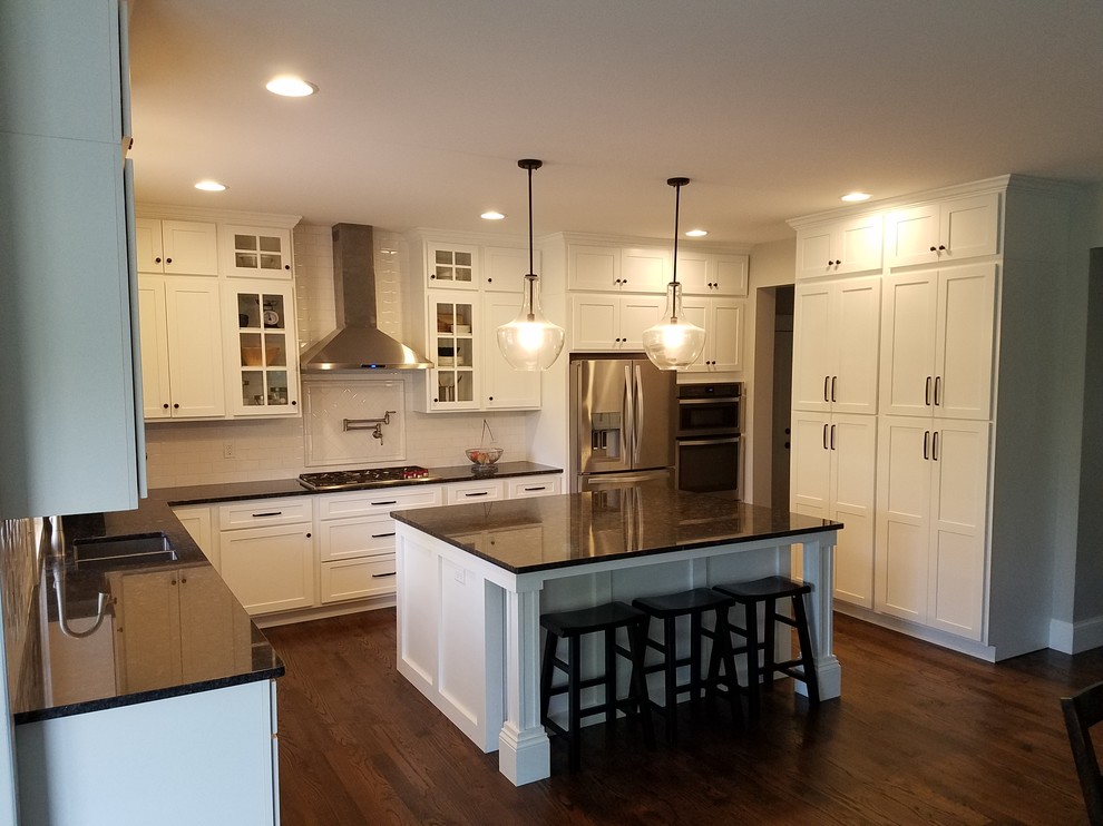 Kitchen - transitional kitchen idea