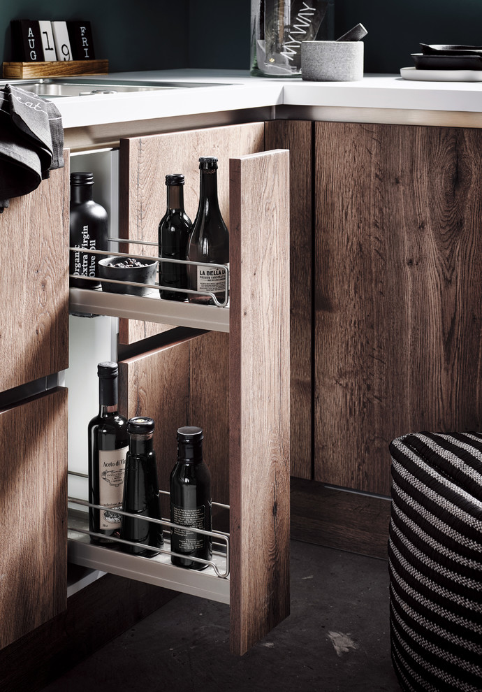 Große Klassische Wohnküche in U-Form mit Einbauwaschbecken, flächenbündigen Schrankfronten, braunen Schränken, Arbeitsplatte aus Holz, Küchenrückwand in Blau, Rückwand aus Backstein, Küchengeräten aus Edelstahl, dunklem Holzboden, Halbinsel und braunem Boden in Dresden