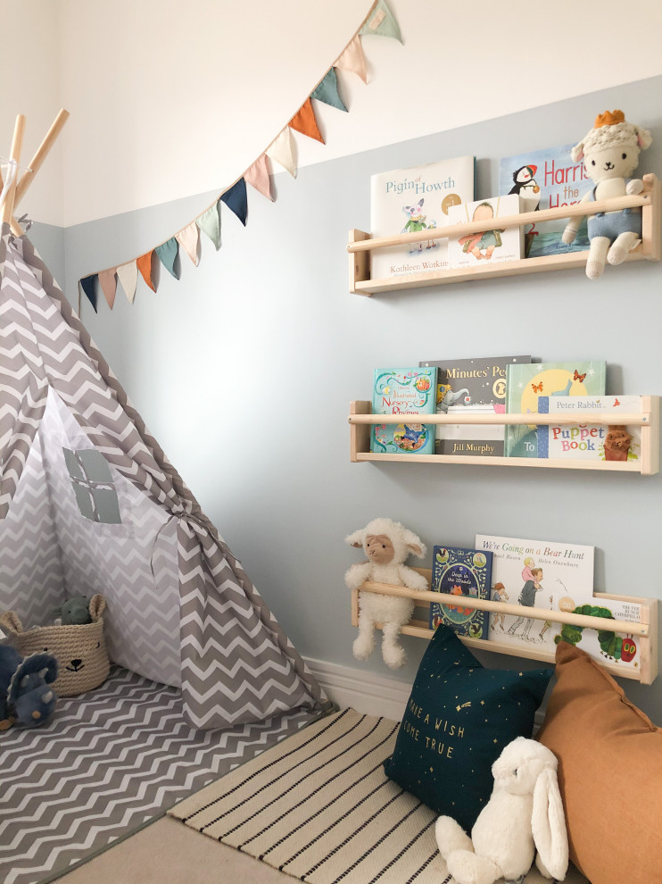 Esempio di una piccola cameretta per neonato minimalista con pareti blu, moquette e pavimento beige