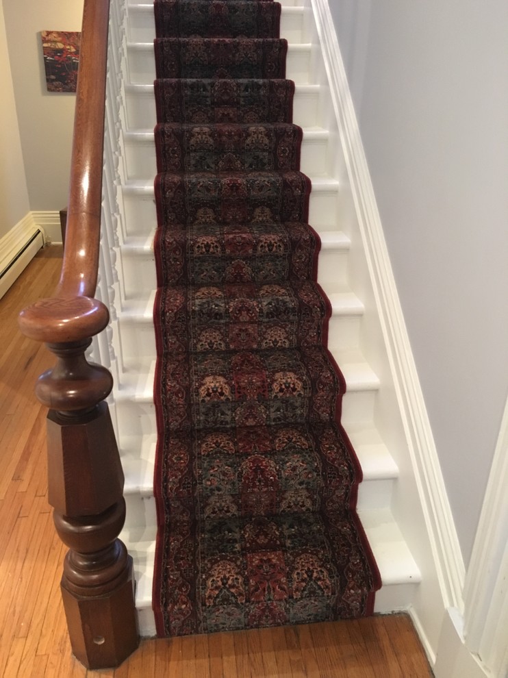 Ejemplo de escalera en U clásica de tamaño medio con escalones de madera pintada y contrahuellas de madera pintada