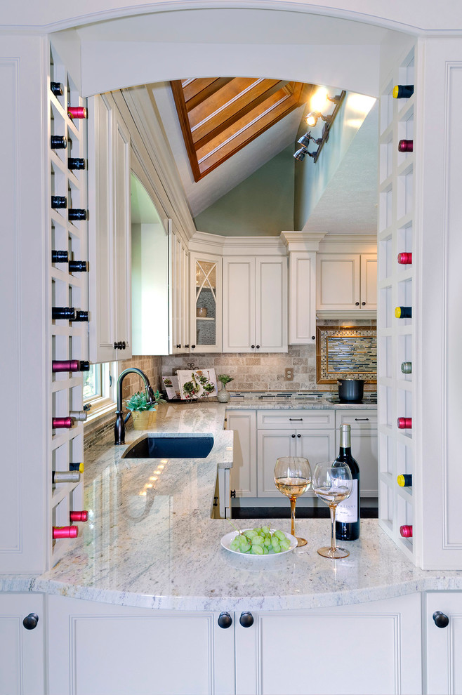 Kitchen - transitional kitchen idea in Columbus