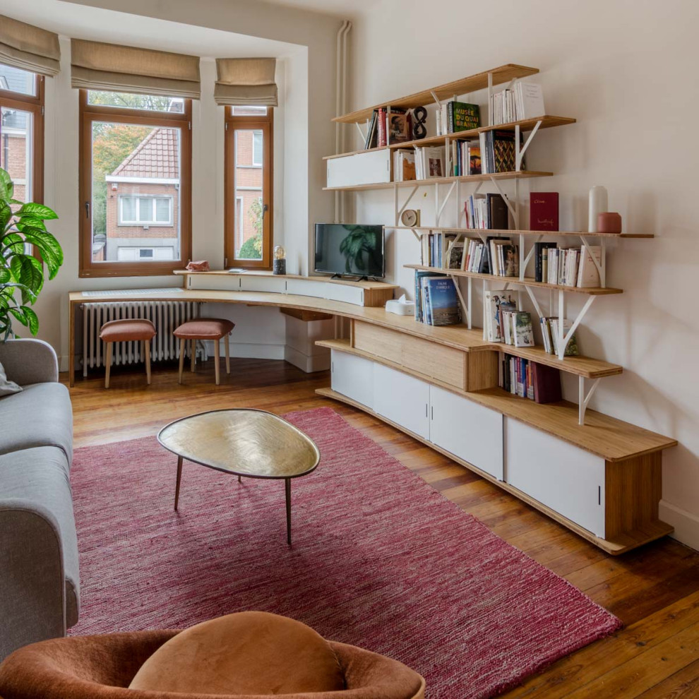 Foto di un grande studio minimal con libreria, pareti bianche, pavimento in legno massello medio, nessun camino, scrivania incassata, pavimento marrone e soffitto ribassato