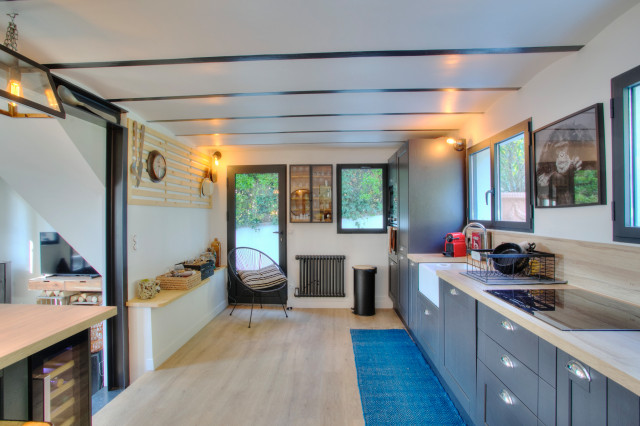Une grande maison modern-kueche
