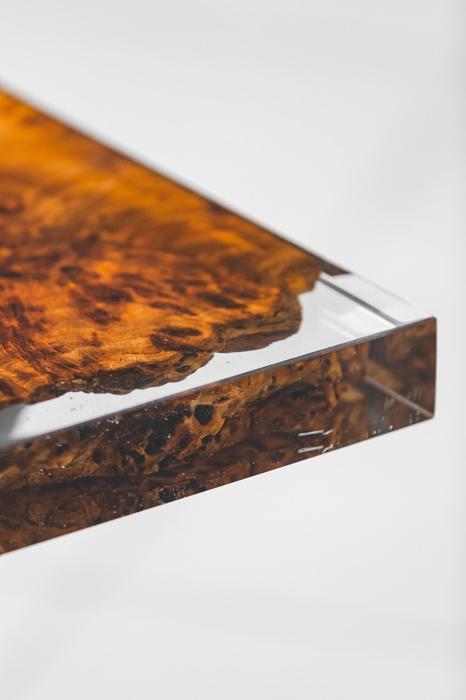 Рабочий стол из Карагача с прозрачной столешницей из смолы