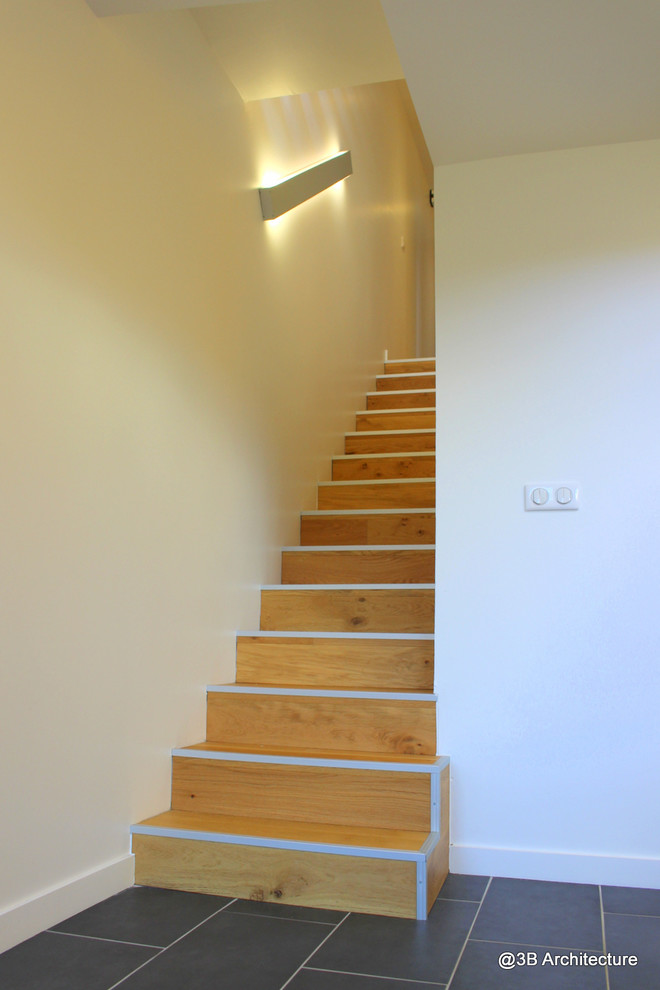 Exemple d'un petit escalier droit moderne avec des marches en bois et des contremarches en bois.