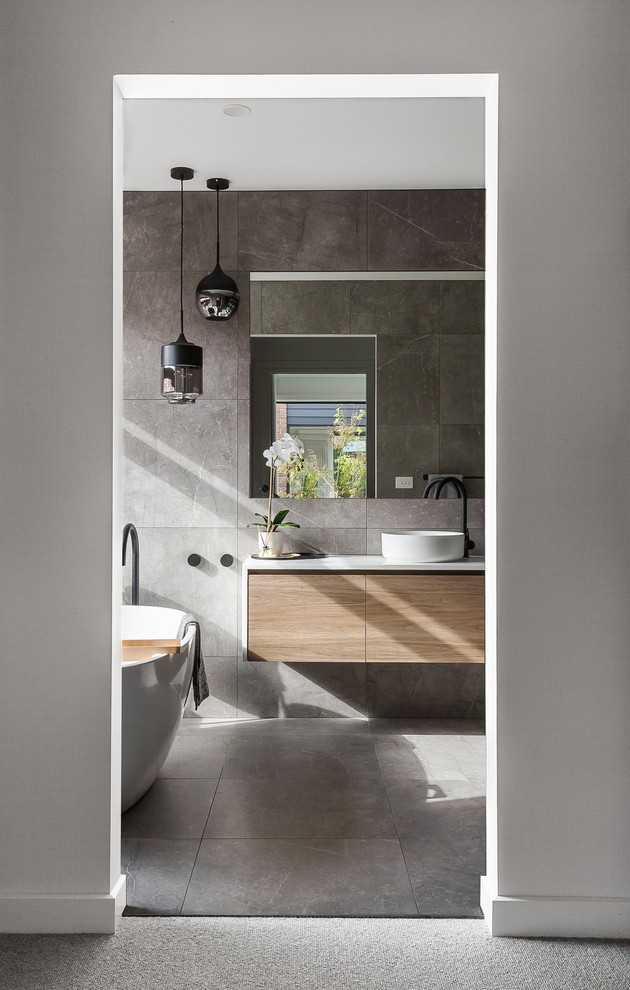 Master ensuite - wall hung vanity & freestanding bathtub - Modern ...