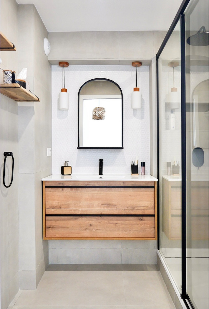 Idéer för ett mellanstort modernt vit badrum med dusch, med luckor med profilerade fronter, skåp i mellenmörkt trä, en kantlös dusch, grå kakel, perrakottakakel, betonggolv, ett väggmonterat handfat, grått golv och dusch med skjutdörr
