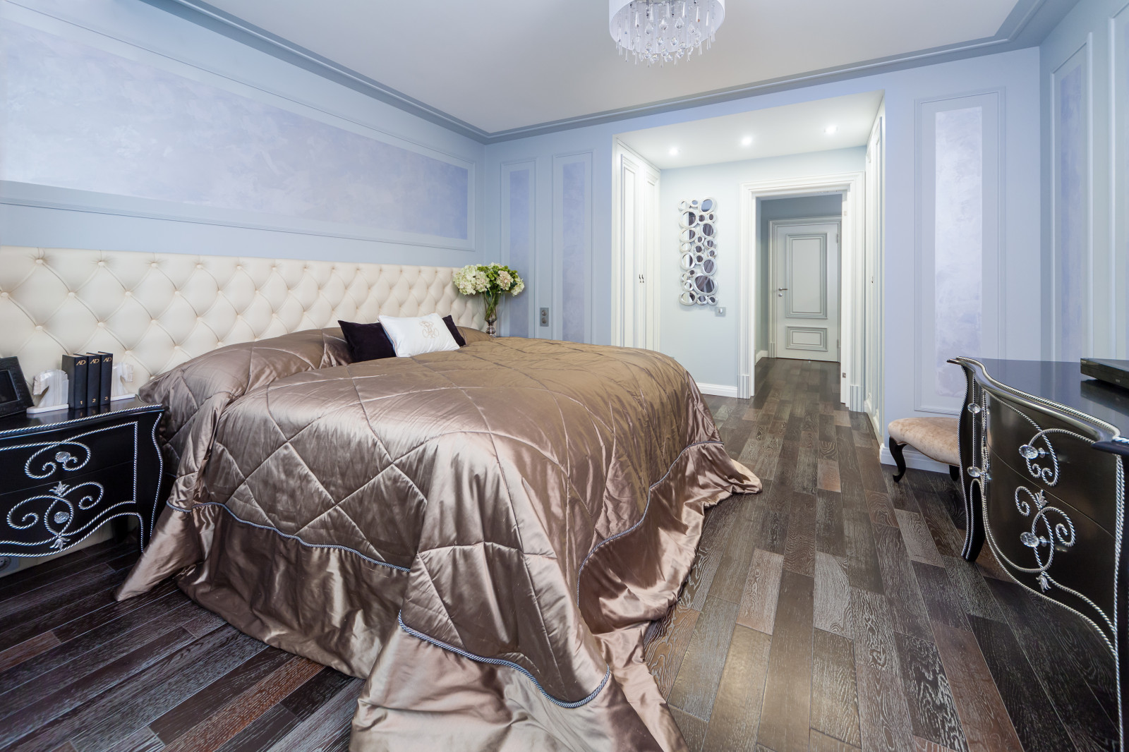 Квартира с гипсовым барельефом