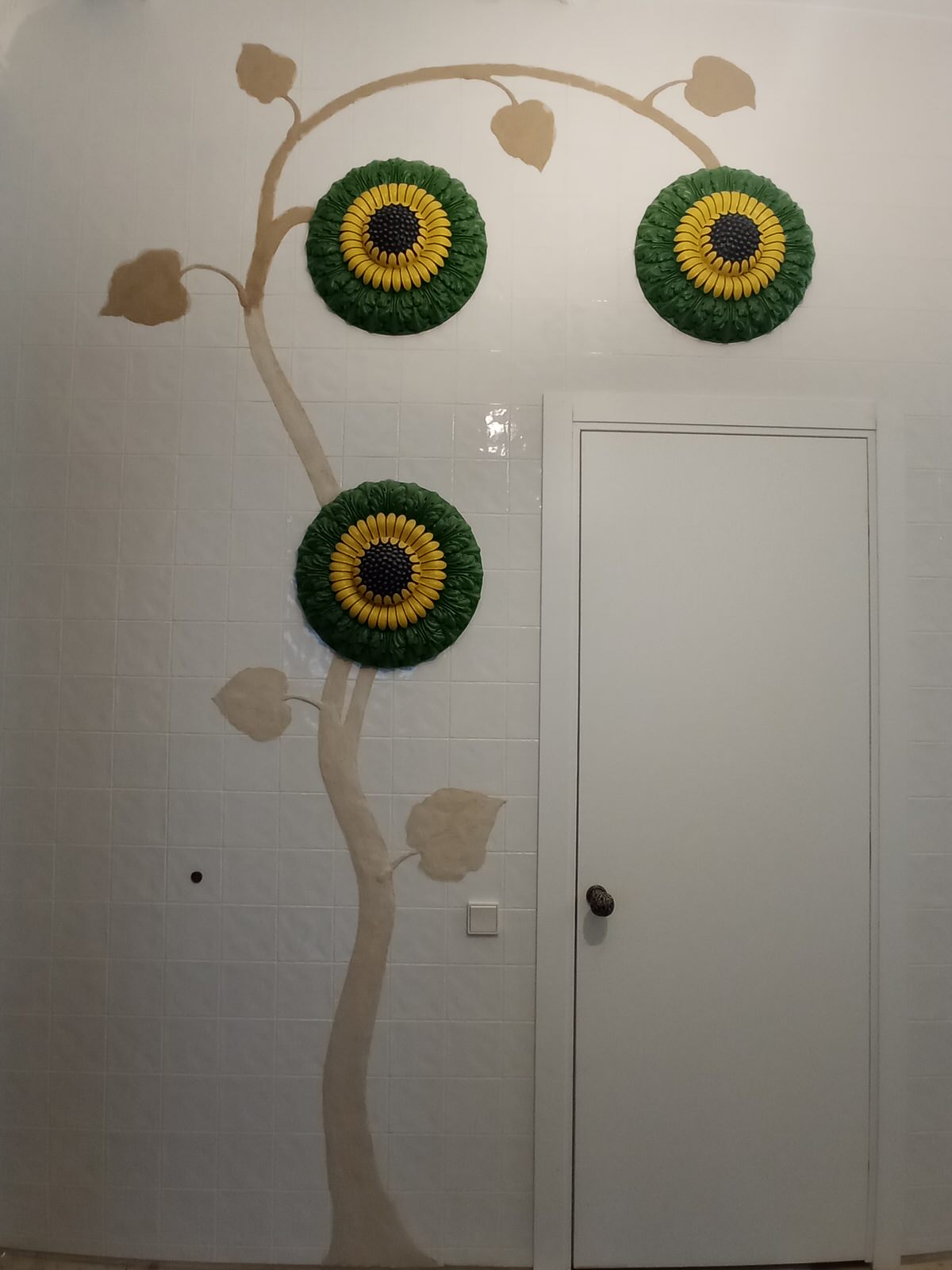 Рельефно-живописное панно в холле квартиры