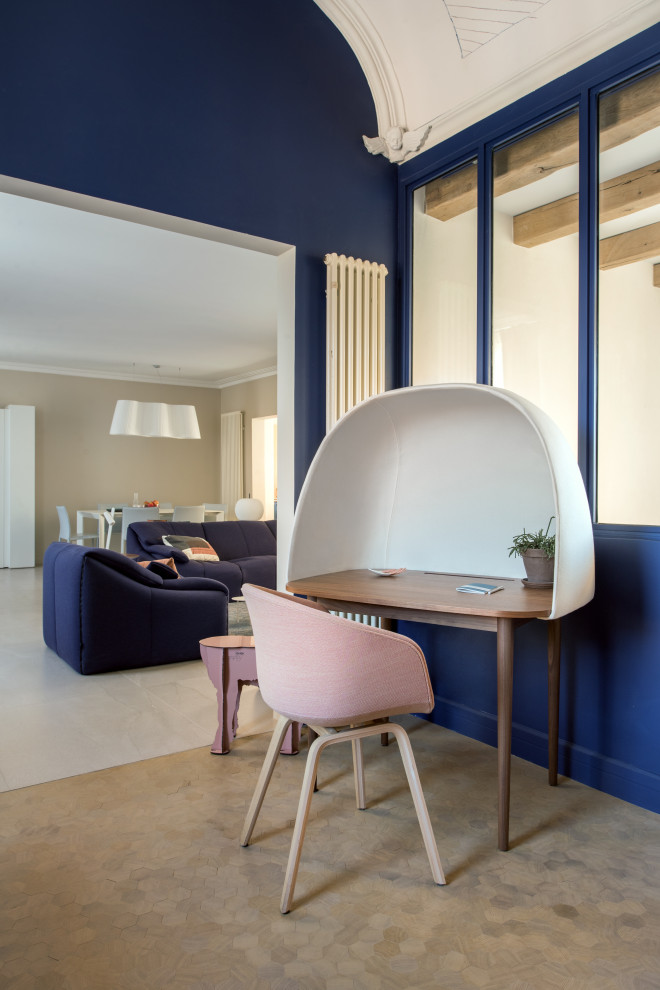 Источник вдохновения для домашнего уюта: большое рабочее место в стиле модернизм с синими стенами, светлым паркетным полом, отдельно стоящим рабочим столом и сводчатым потолком