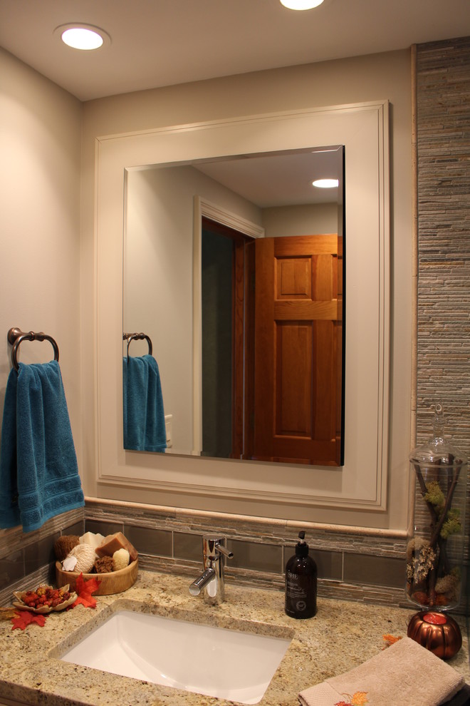 Example of a transitional bathroom design in Chicago