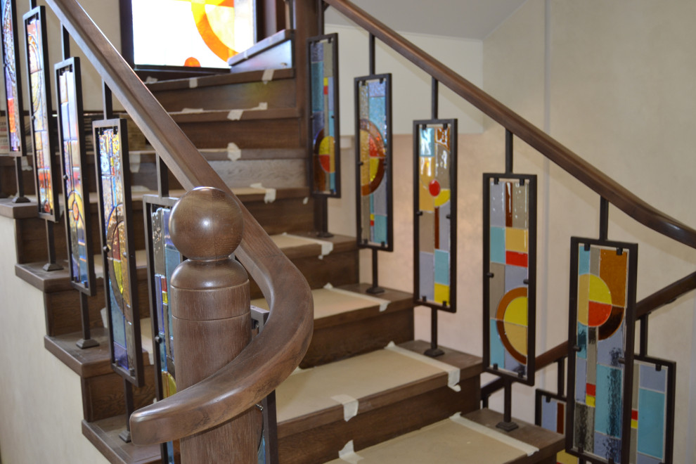 Лестница из массива дуба со стёклами Тиффани