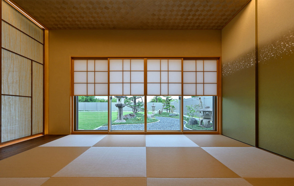Réalisation d'une salle de séjour asiatique de taille moyenne avec un mur beige, aucune cheminée, aucun téléviseur, un sol beige et un plafond en papier peint.