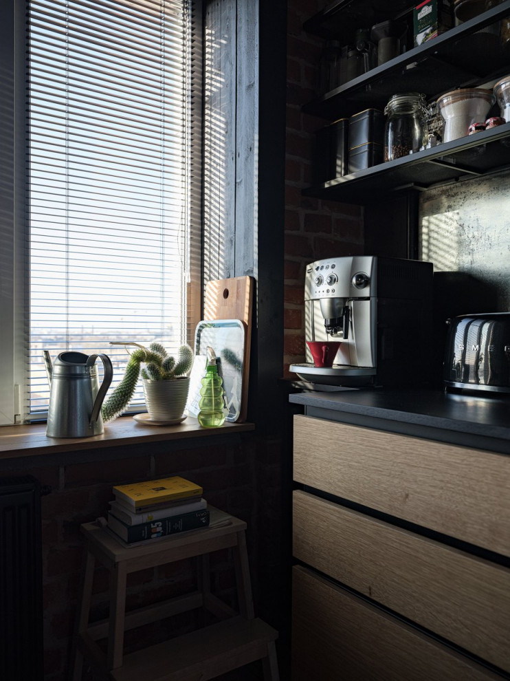 Квартира-студия с черным потолком в стиле лофт