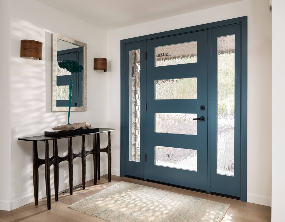 Foto de entrada marinera con paredes blancas, suelo vinílico, puerta simple, puerta azul y suelo beige
