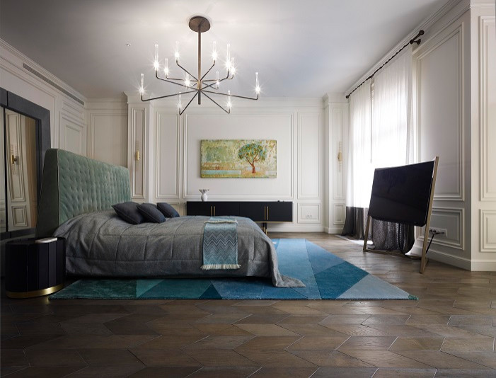 На фото: хозяйская спальня в стиле неоклассика (современная классика) с белыми стенами с