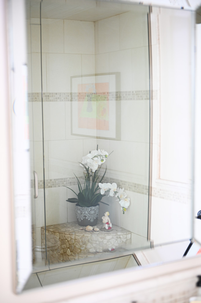 Home design - transitional home design idea in Vancouver