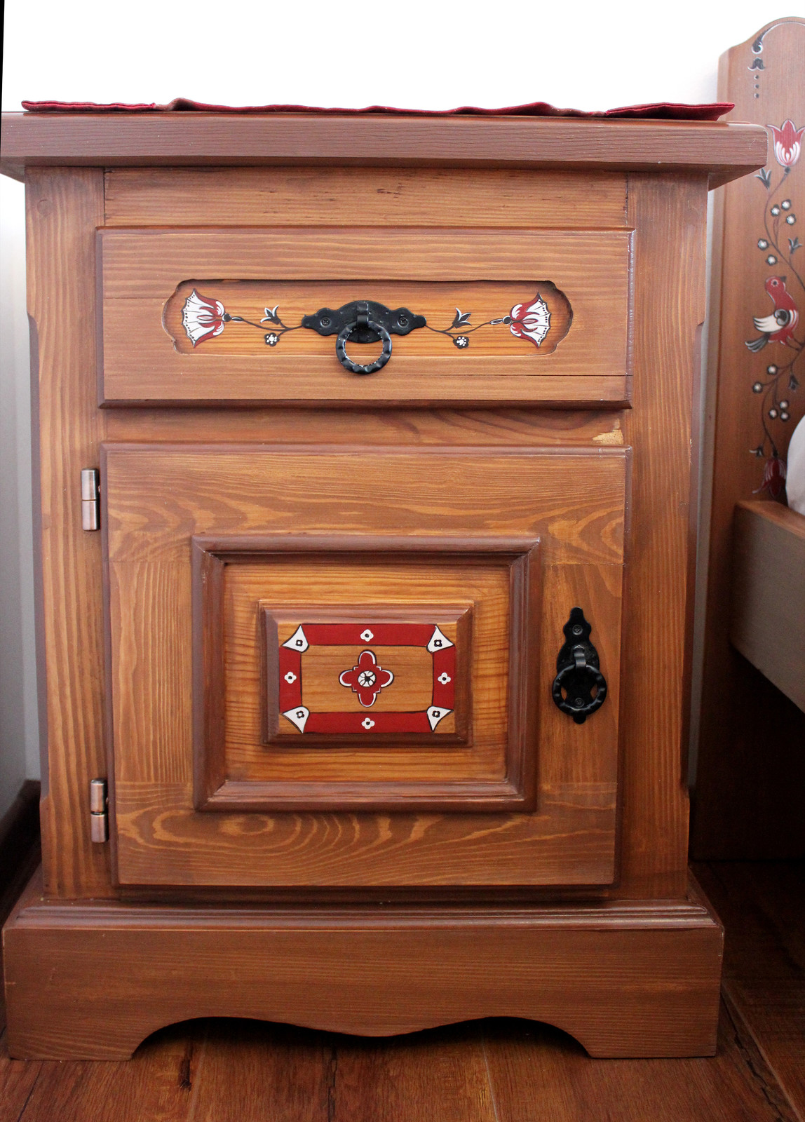 Роспись мебели в баварском стиле