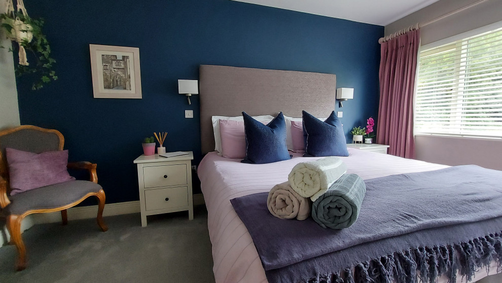 Inspiration pour une chambre minimaliste de taille moyenne avec un mur multicolore et un sol gris.