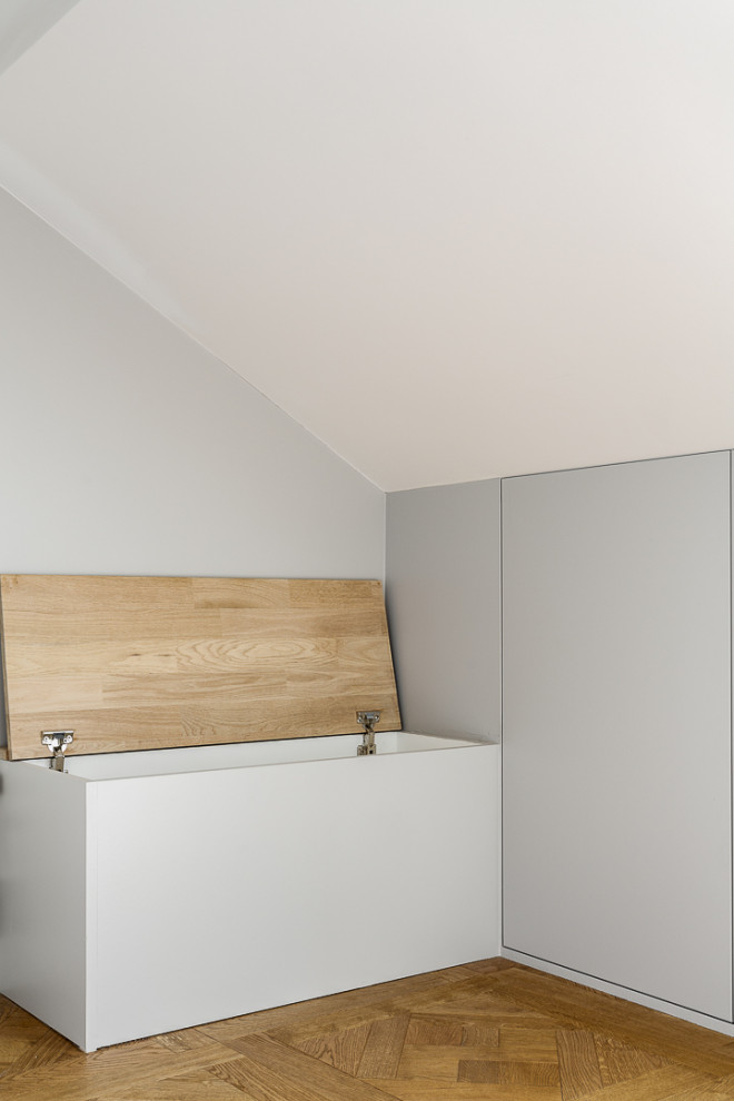 Ejemplo de dormitorio principal nórdico de tamaño medio sin chimenea con paredes blancas, suelo de madera clara y suelo beige