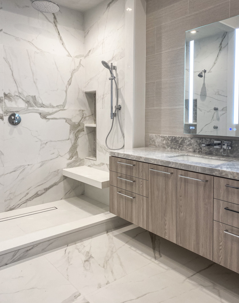 Стильный дизайн: большая главная ванная комната в стиле модернизм с плоскими фасадами, серыми фасадами, отдельно стоящей ванной, душем в нише, белой плиткой, керамогранитной плиткой, серыми стенами, полом из керамогранита, врезной раковиной, белым полом, открытым душем, серой столешницей, тумбой под две раковины и подвесной тумбой - последний тренд