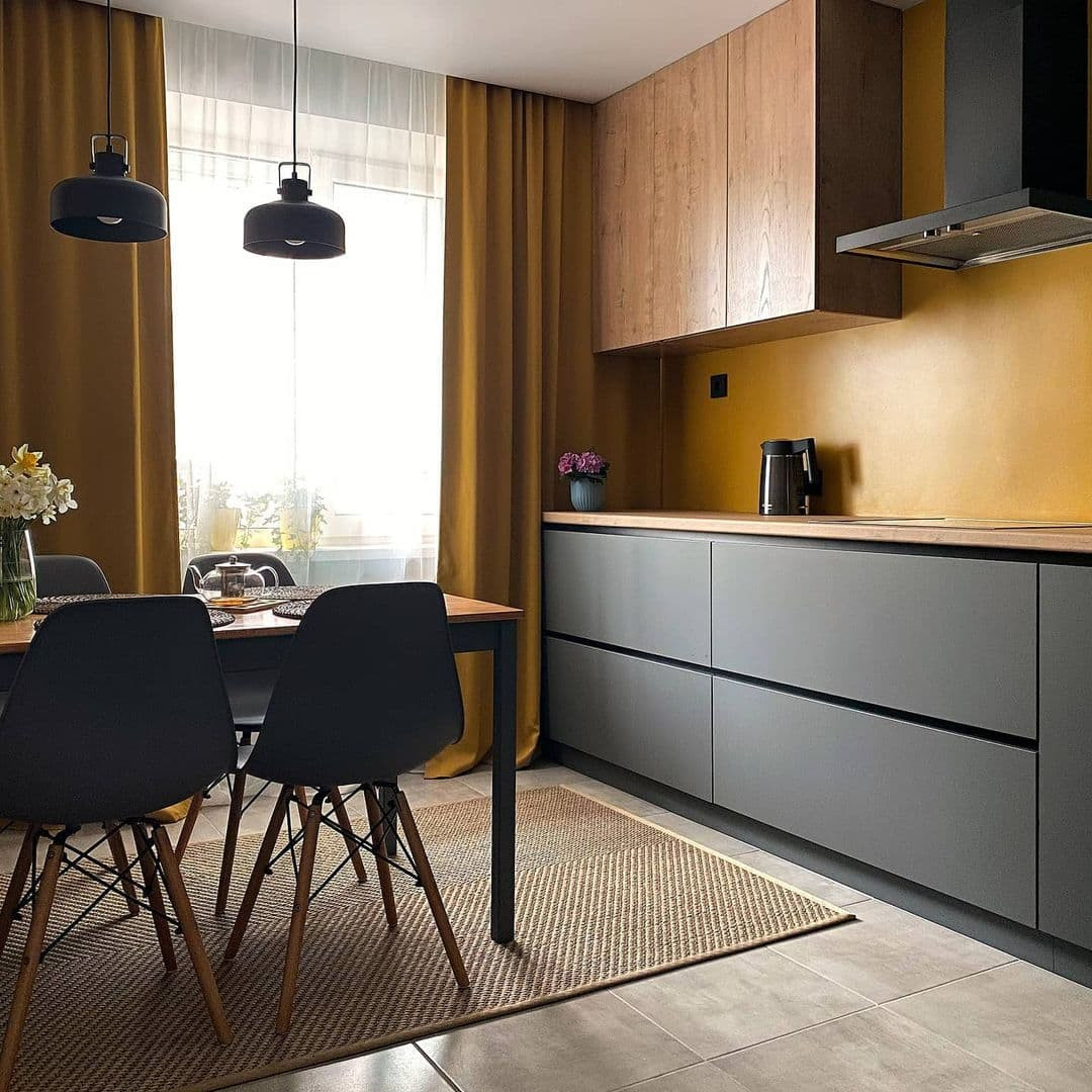 Стильная серая угловая кухня с экстраматовыми фасадами