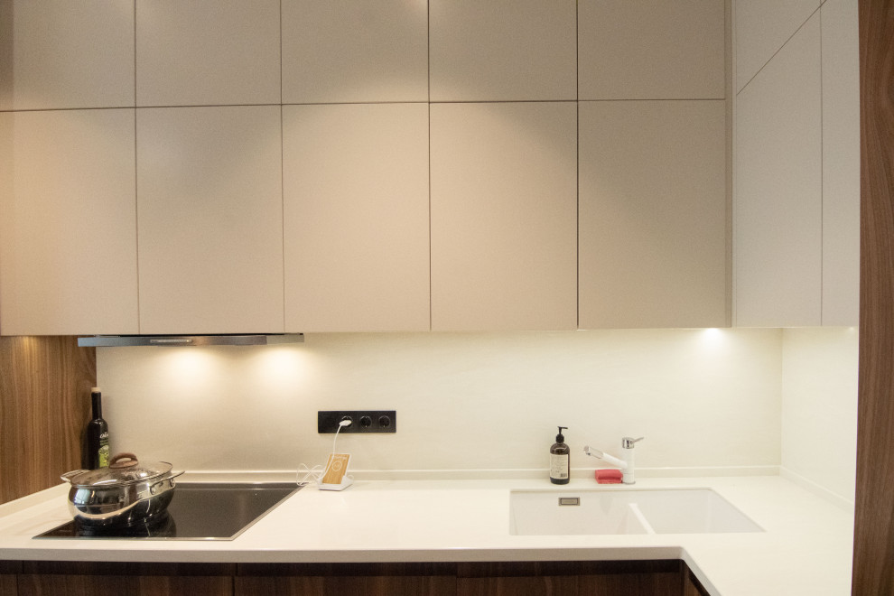 Кухня в стиле минимализм с фасадами под "темное дерево"