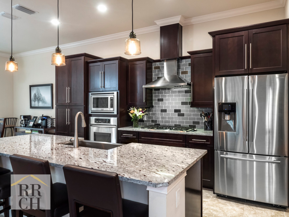 Mittelgroße Moderne Küche mit Küchenrückwand in Grau, Rückwand aus Backstein, Küchengeräten aus Edelstahl, Kücheninsel und beigem Boden in Miami