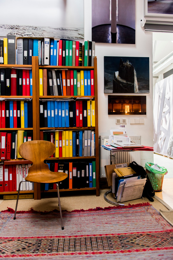 Photo of an eclectic home office in Madrid.