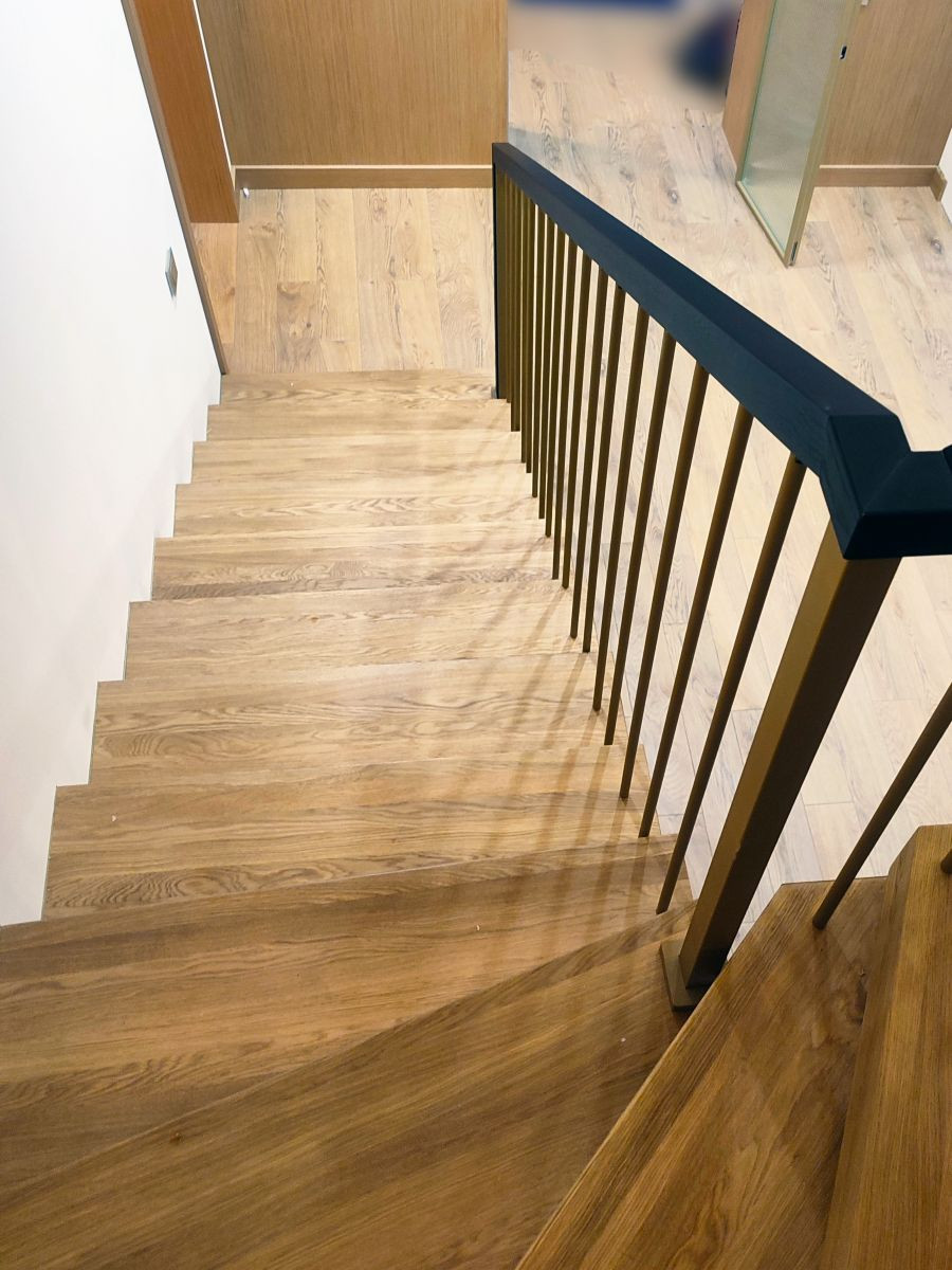 Дубовые ступени с лаком без тонировки