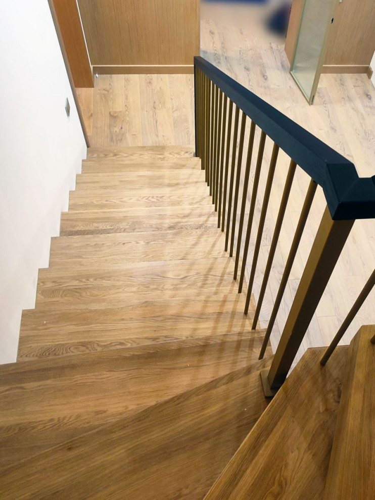 Дубовые ступени с лаком без тонировки