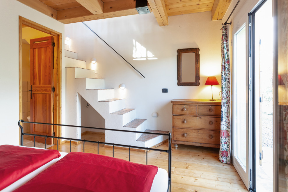 Kleines, Zweistöckiges Mediterranes Haus mit Putzfassade und beiger Fassadenfarbe in Sonstige