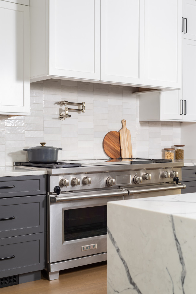 Transitional kitchen photo in Chicago