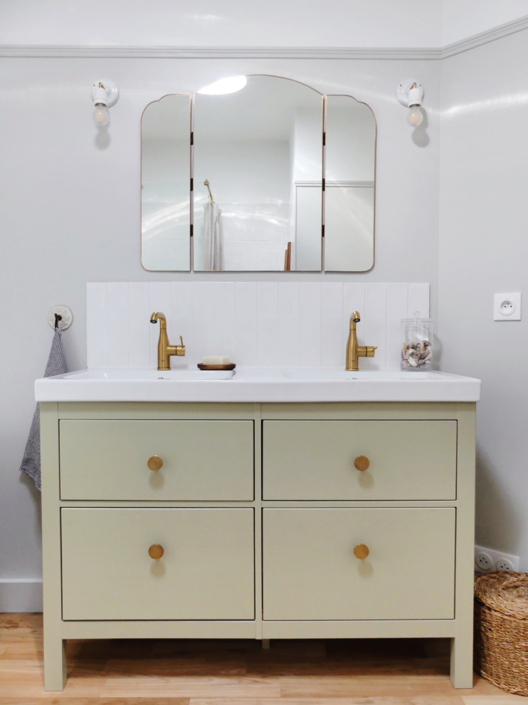 Inspiration för ett mellanstort vintage en-suite badrum, med gröna skåp, ett platsbyggt badkar, en kantlös dusch, vit kakel, keramikplattor, grå väggar, ljust trägolv och ett konsol handfat