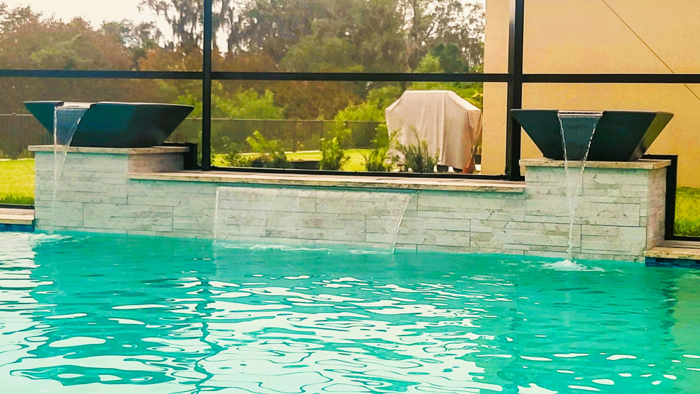 Großer Moderner Pool hinter dem Haus in individueller Form mit Betonboden in Orlando