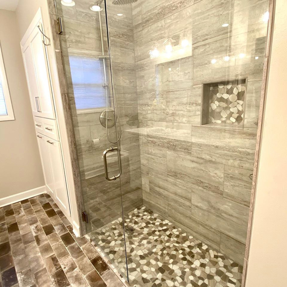 Mid-sized transitional 3/4 bathroom in Other with shaker cabinets, white cabinets, a curbless shower, gray tile, porcelain tile, grey walls, brick floors, an undermount sink, quartzite benchtops, grey floor, a hinged shower door and white benchtops.